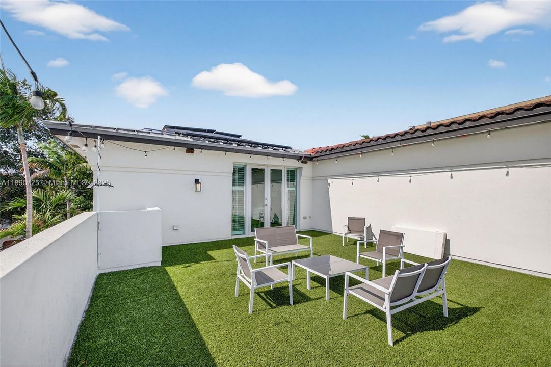 Active With Contract: $1,450,000 (3 beds, 3 baths, 2707 Square Feet)