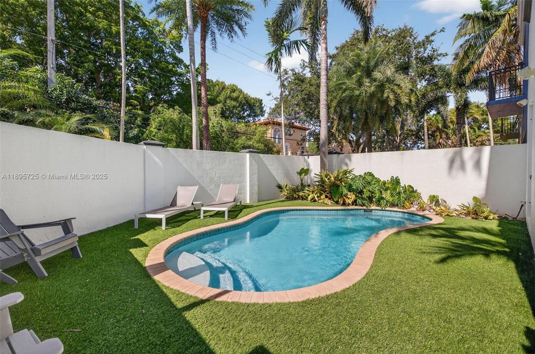 Active With Contract: $1,450,000 (3 beds, 3 baths, 2707 Square Feet)