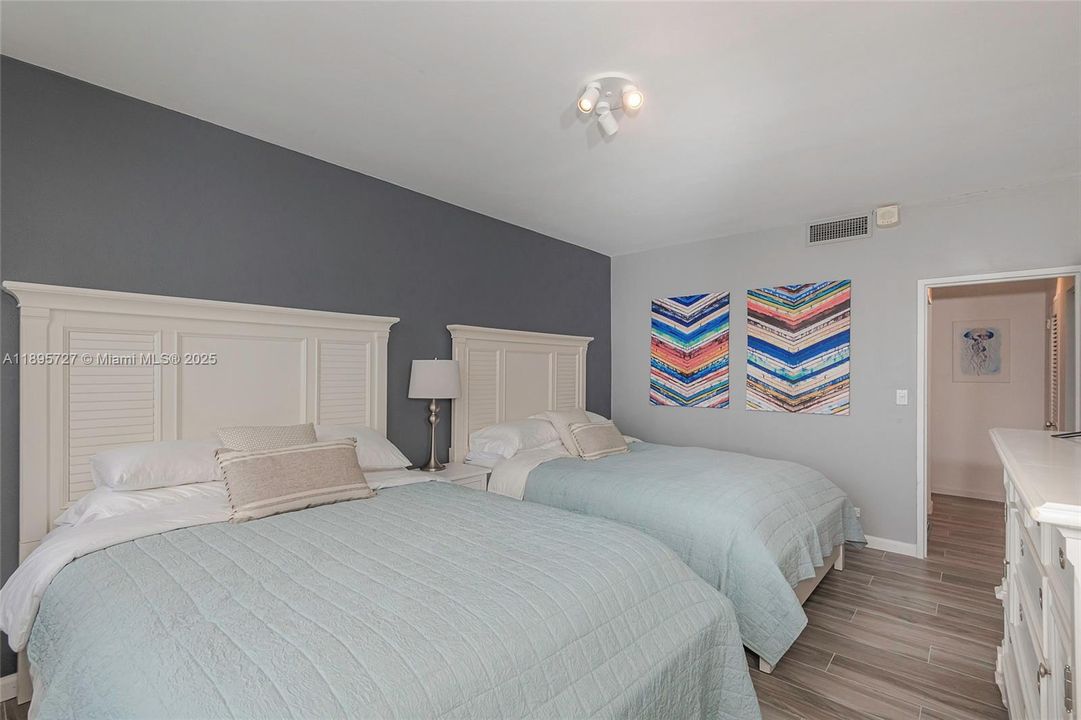 For Sale: $635,000 (1 beds, 1 baths, 851 Square Feet)