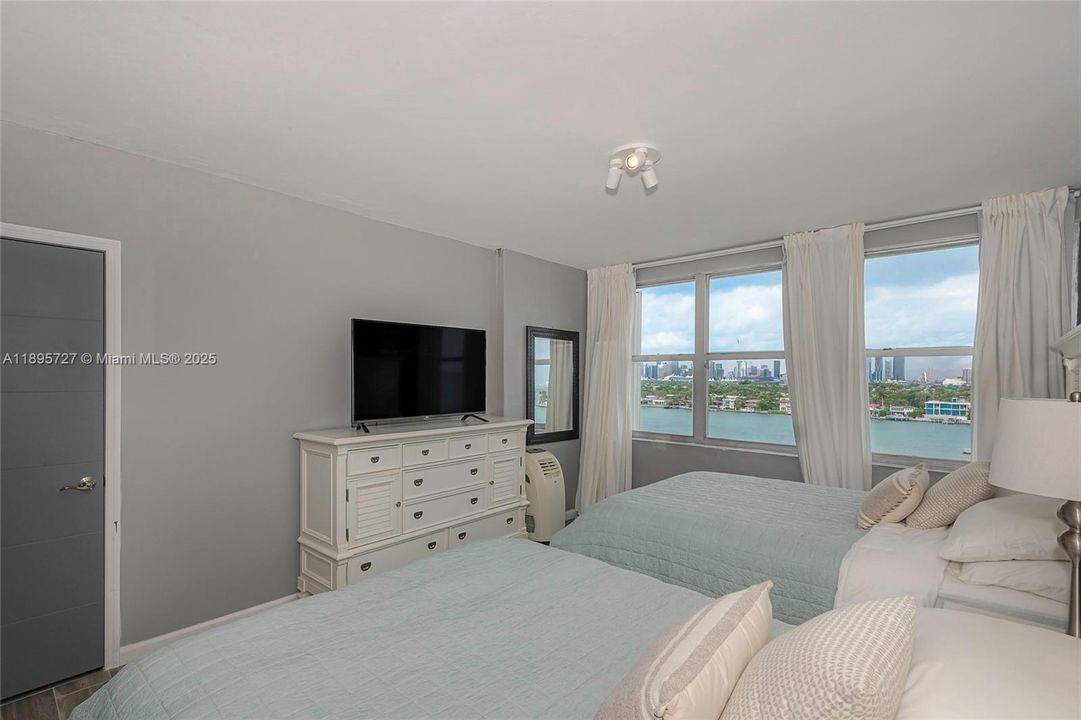 For Sale: $635,000 (1 beds, 1 baths, 851 Square Feet)