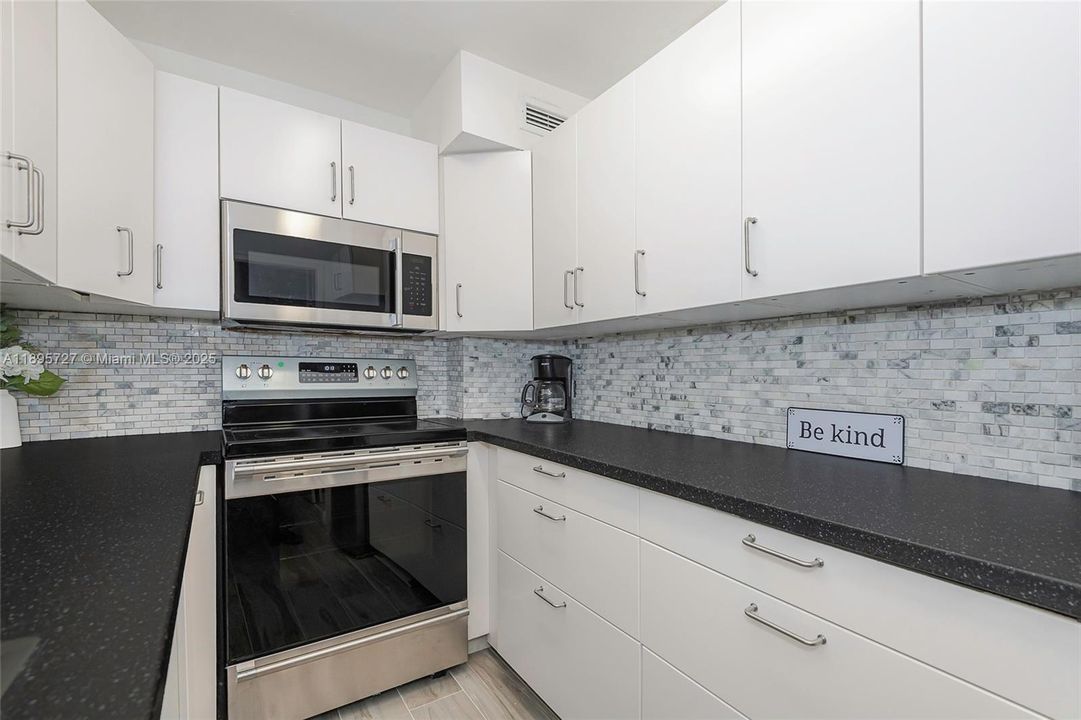 For Sale: $635,000 (1 beds, 1 baths, 851 Square Feet)