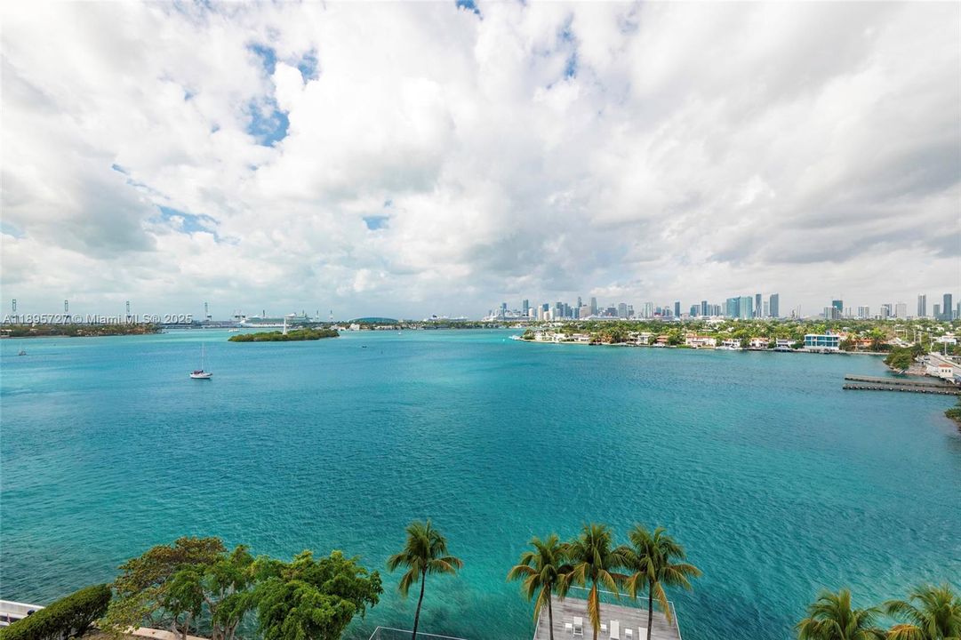 For Sale: $635,000 (1 beds, 1 baths, 851 Square Feet)