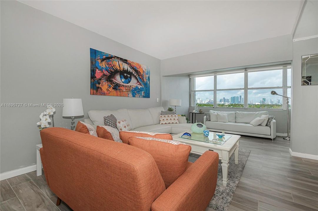 For Sale: $635,000 (1 beds, 1 baths, 851 Square Feet)