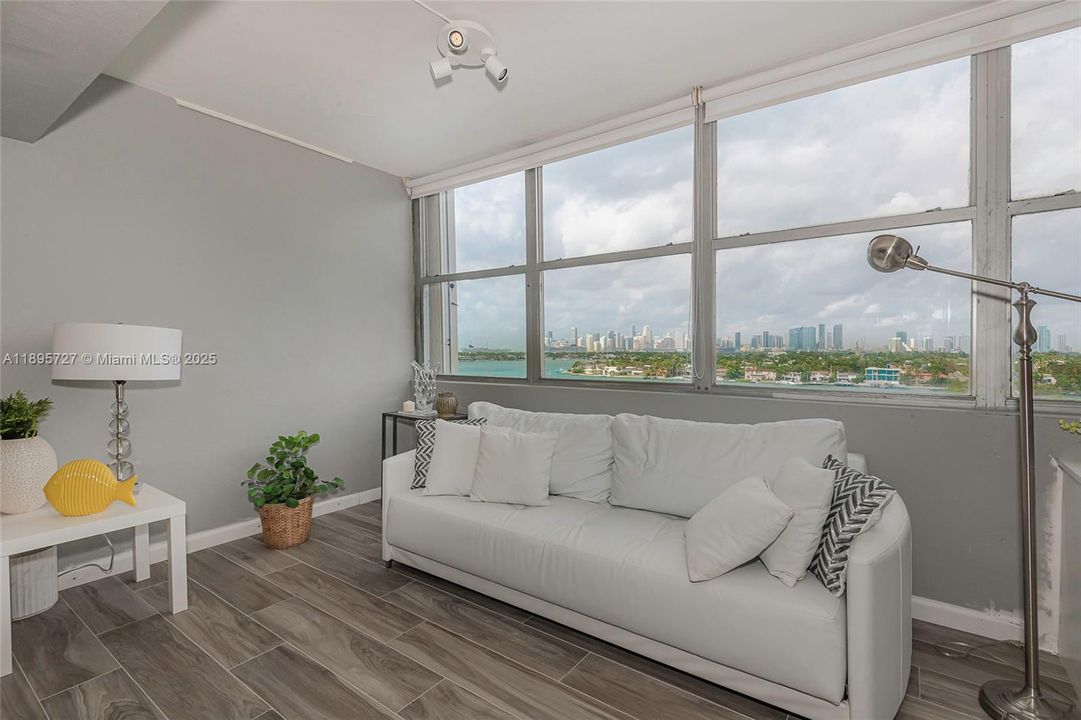 For Sale: $635,000 (1 beds, 1 baths, 851 Square Feet)
