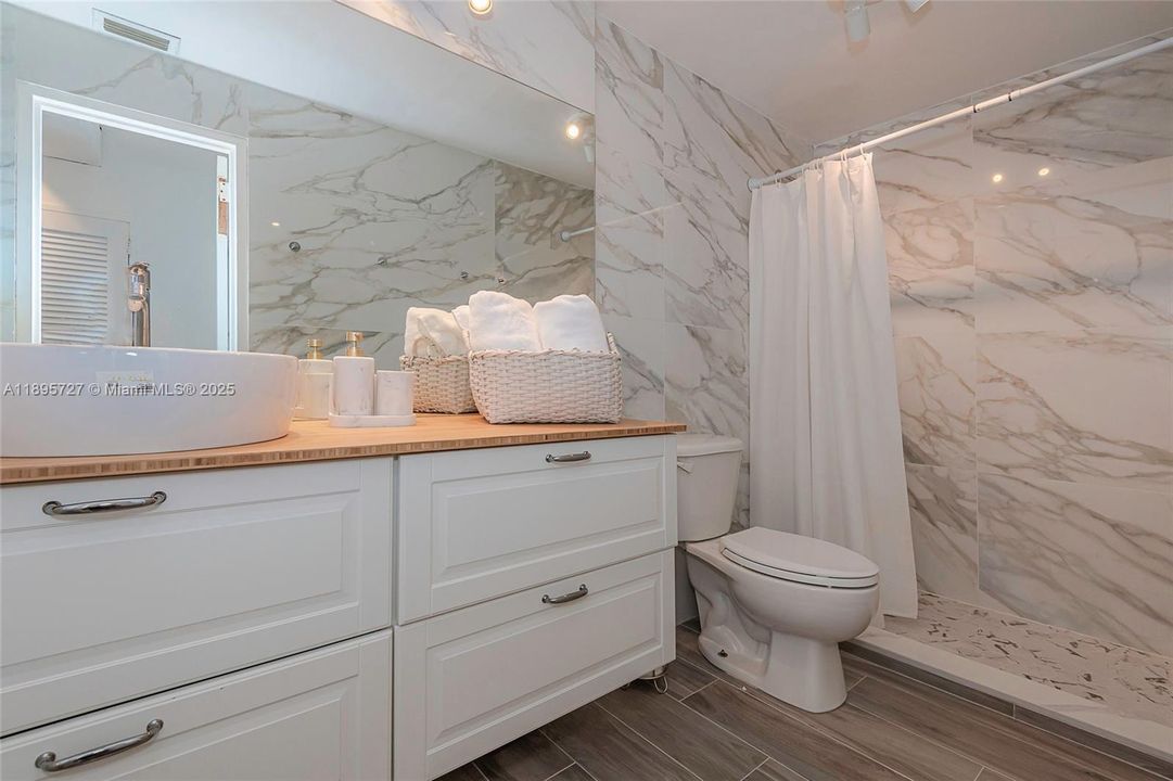 For Sale: $635,000 (1 beds, 1 baths, 851 Square Feet)