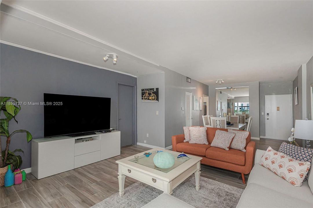 For Sale: $635,000 (1 beds, 1 baths, 851 Square Feet)