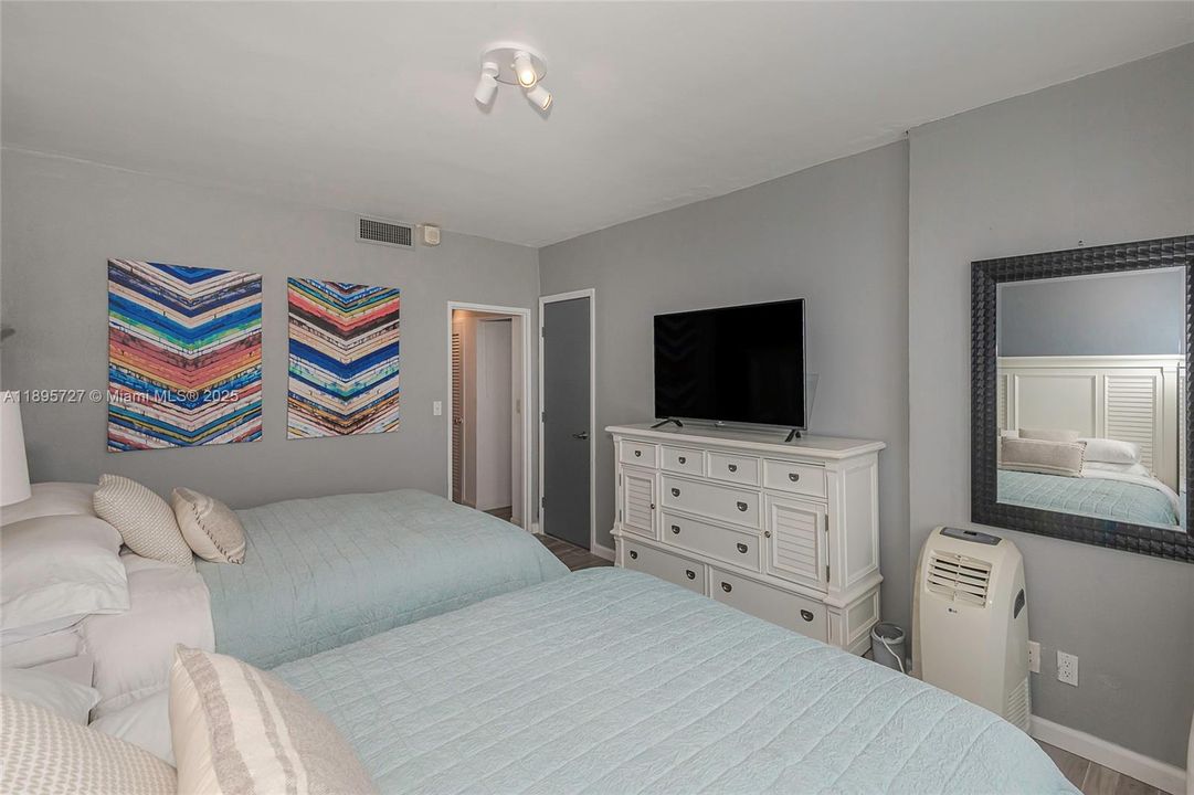 For Sale: $635,000 (1 beds, 1 baths, 851 Square Feet)
