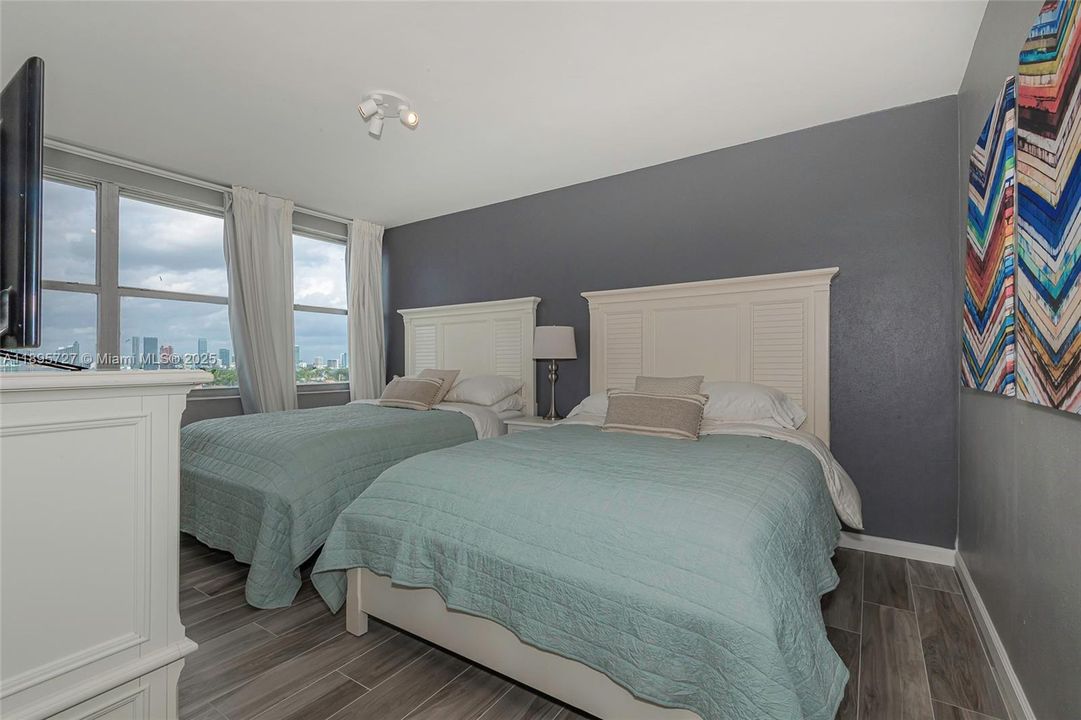 For Sale: $635,000 (1 beds, 1 baths, 851 Square Feet)