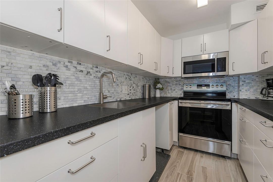 For Sale: $635,000 (1 beds, 1 baths, 851 Square Feet)