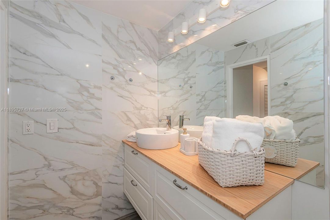 For Sale: $635,000 (1 beds, 1 baths, 851 Square Feet)