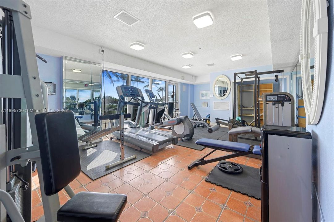 For Sale: $450,000 (1 beds, 1 baths, 905 Square Feet)