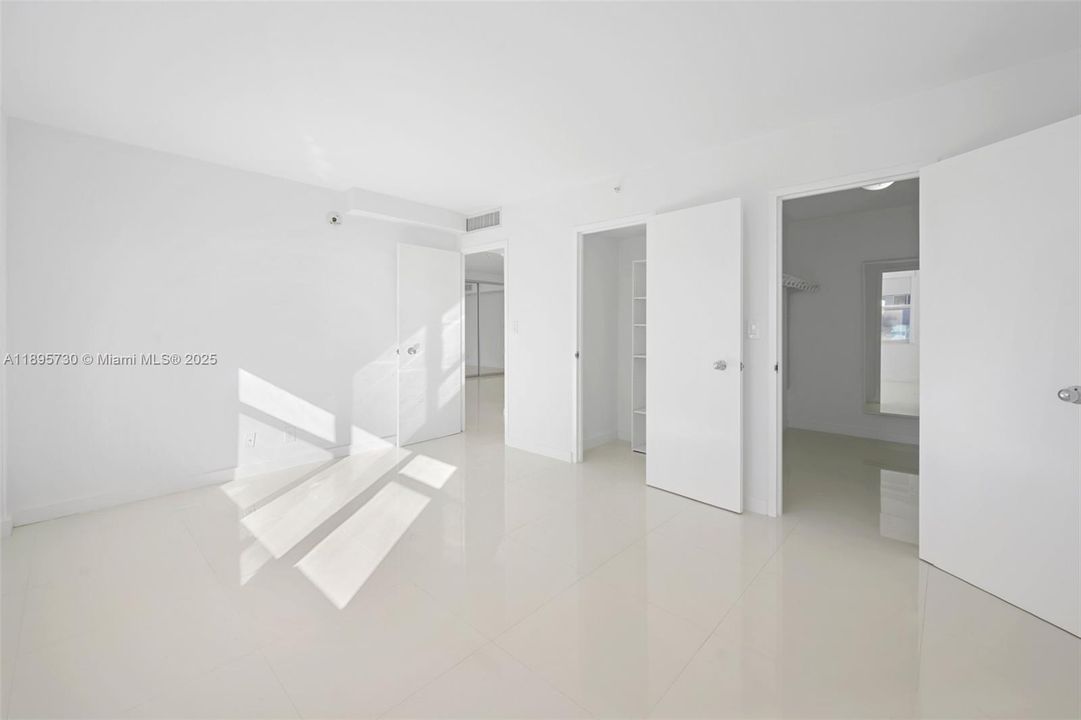 For Sale: $450,000 (1 beds, 1 baths, 905 Square Feet)