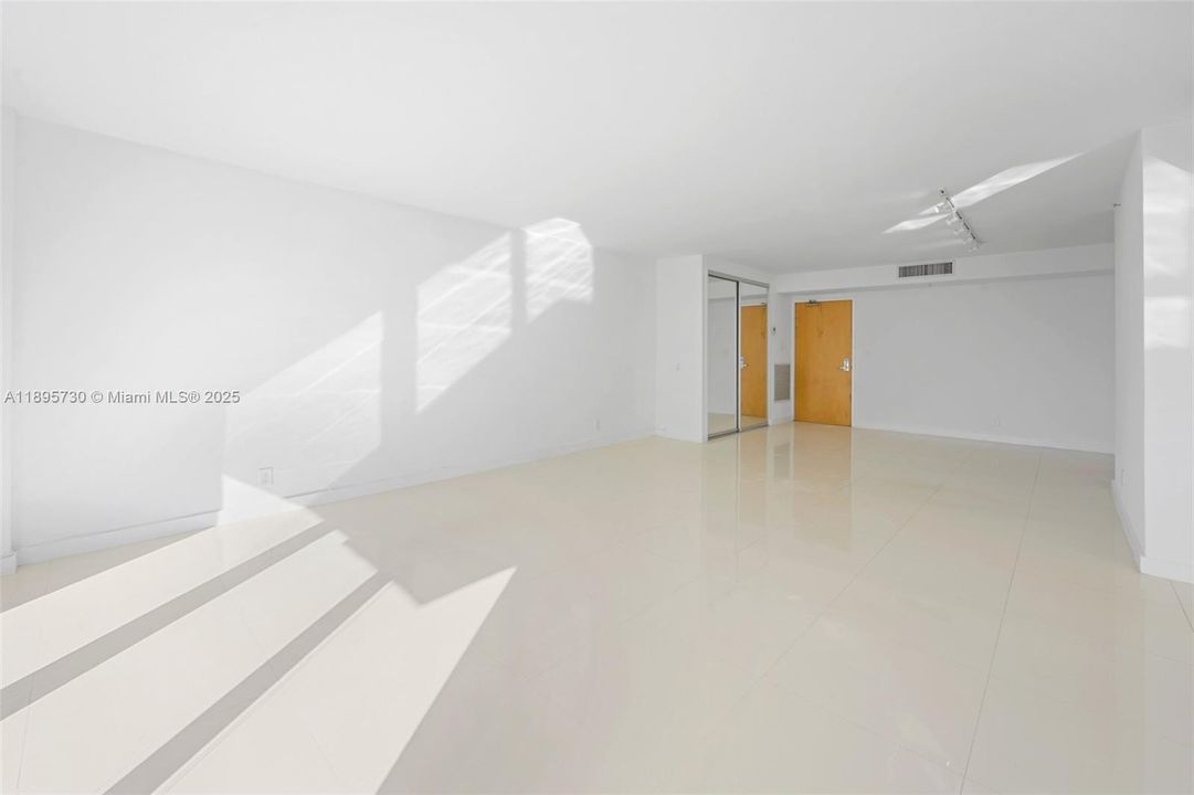 For Sale: $450,000 (1 beds, 1 baths, 905 Square Feet)