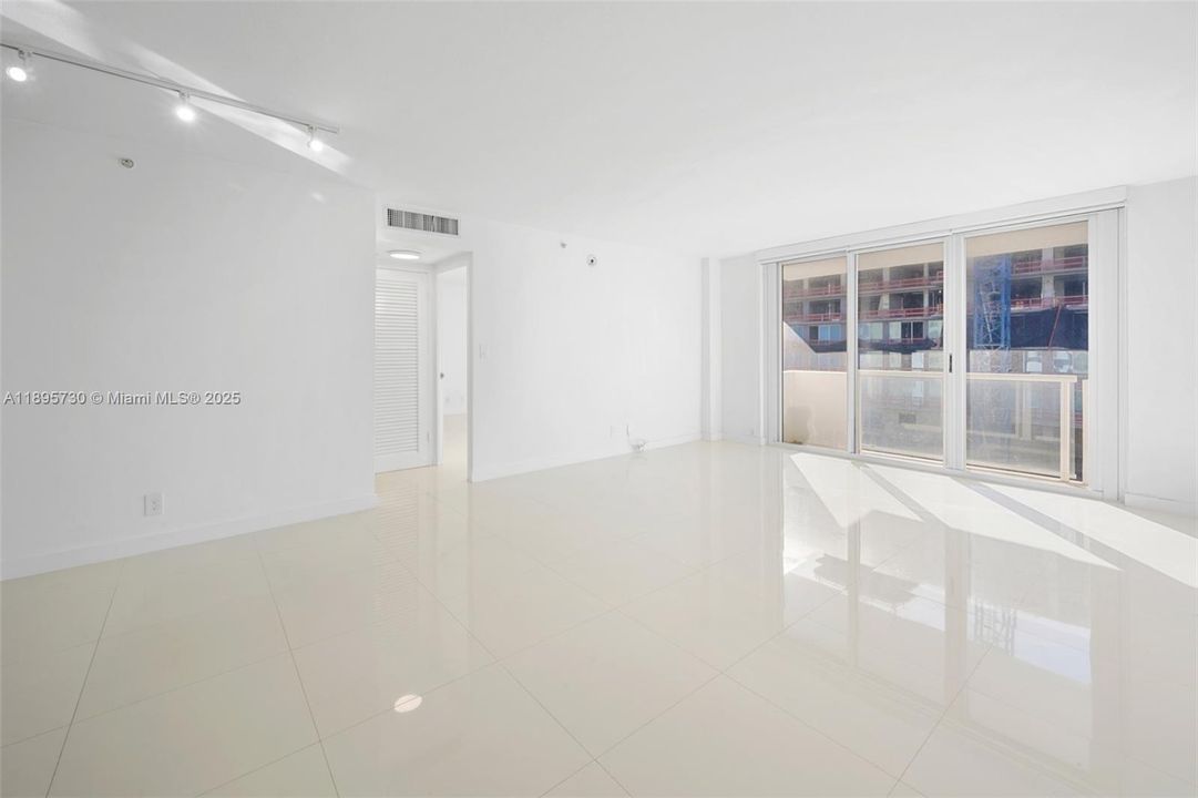 For Sale: $450,000 (1 beds, 1 baths, 905 Square Feet)