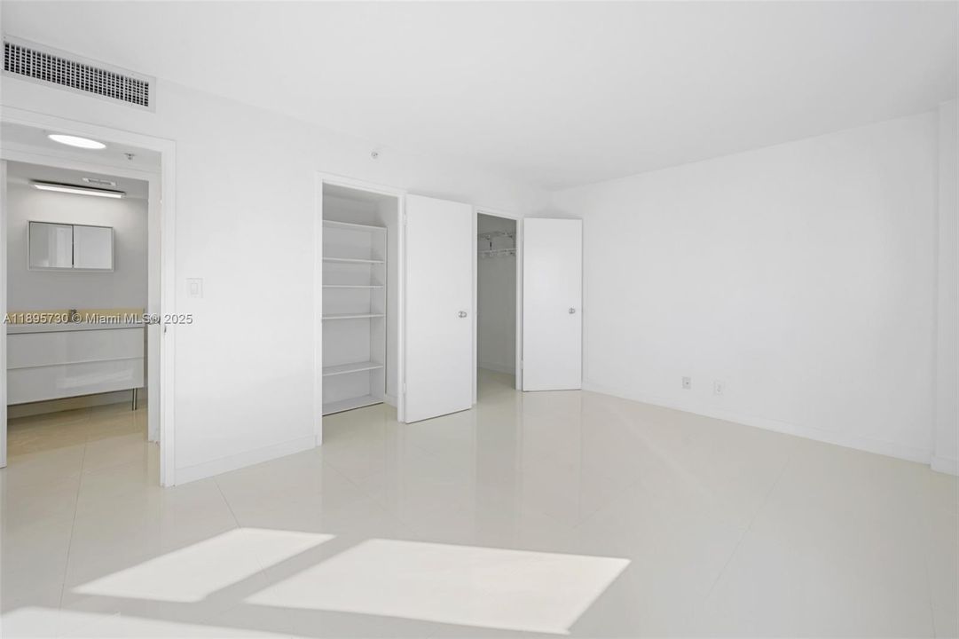 For Sale: $450,000 (1 beds, 1 baths, 905 Square Feet)