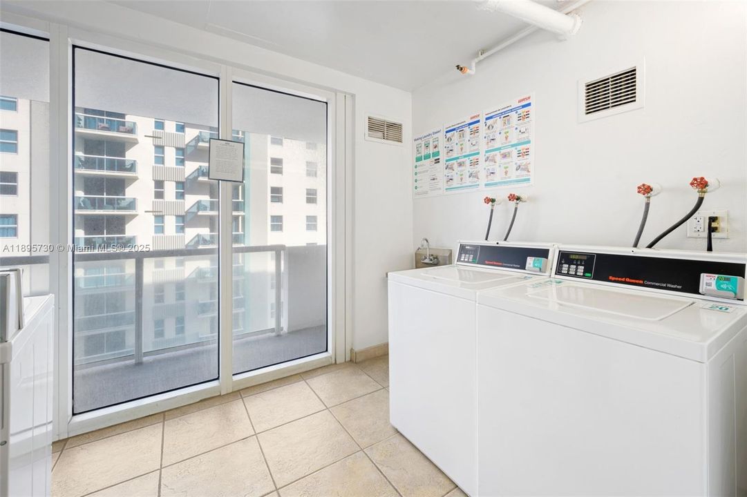 For Sale: $450,000 (1 beds, 1 baths, 905 Square Feet)