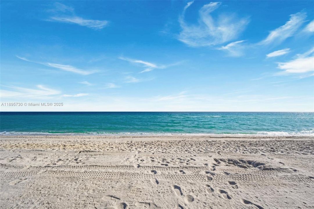 For Sale: $450,000 (1 beds, 1 baths, 905 Square Feet)