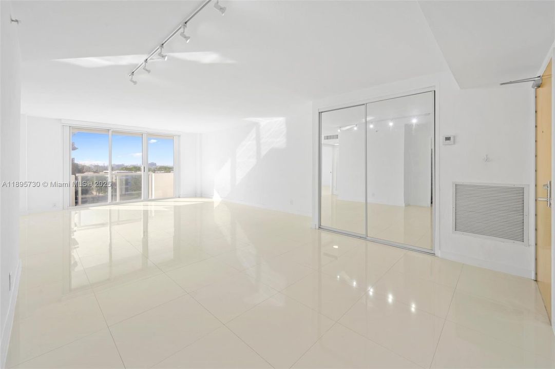 For Sale: $450,000 (1 beds, 1 baths, 905 Square Feet)