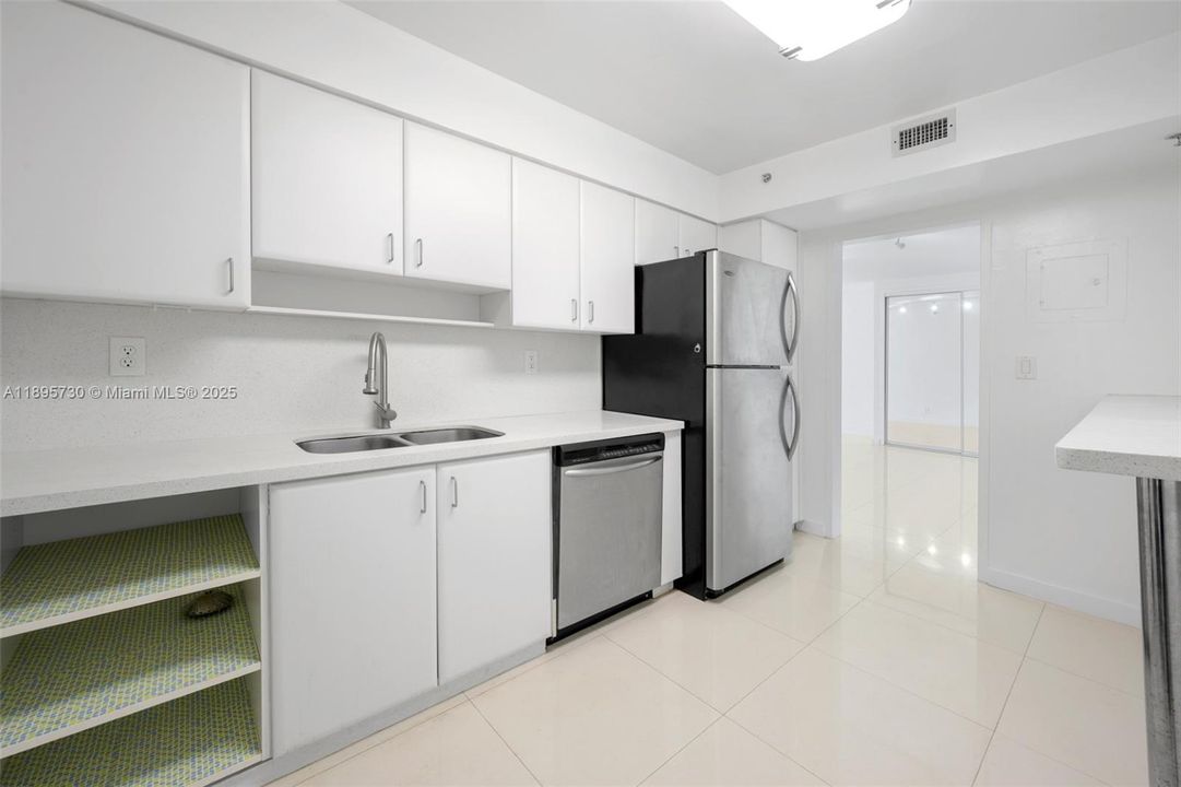 For Sale: $450,000 (1 beds, 1 baths, 905 Square Feet)