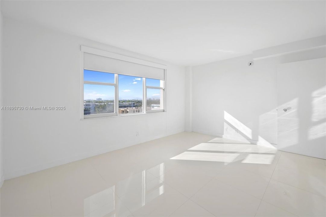 For Sale: $450,000 (1 beds, 1 baths, 905 Square Feet)