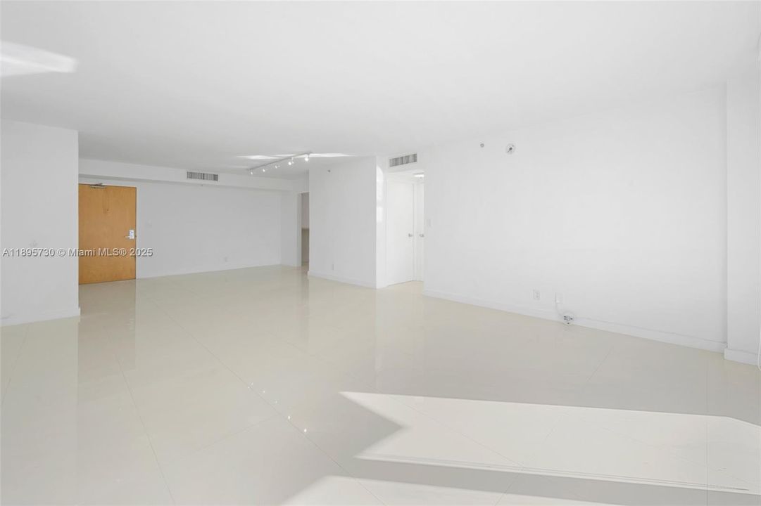 For Sale: $450,000 (1 beds, 1 baths, 905 Square Feet)