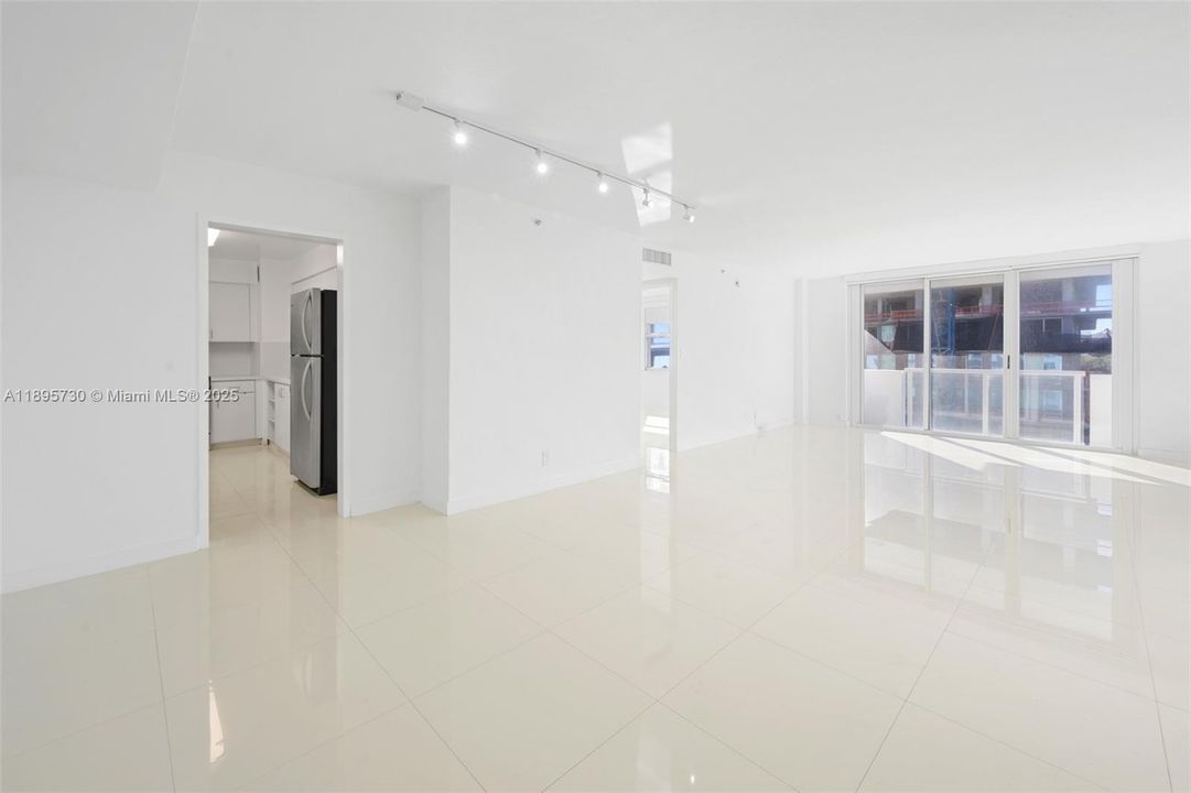 For Sale: $450,000 (1 beds, 1 baths, 905 Square Feet)