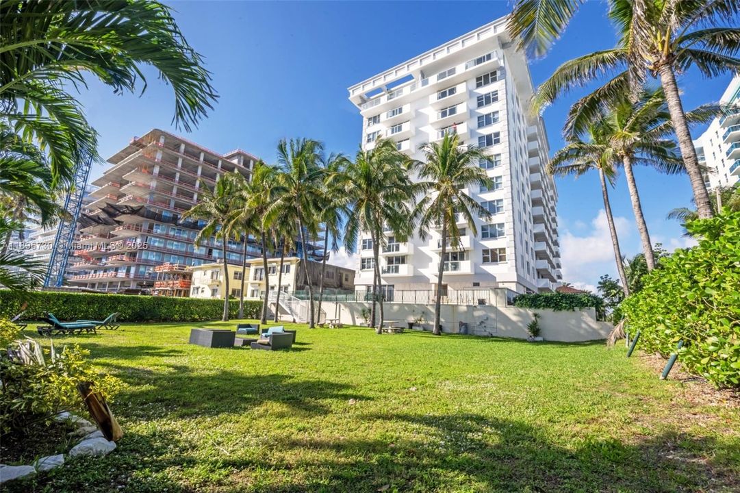 For Sale: $450,000 (1 beds, 1 baths, 905 Square Feet)