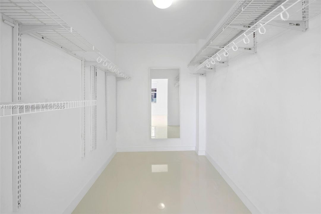 For Sale: $450,000 (1 beds, 1 baths, 905 Square Feet)