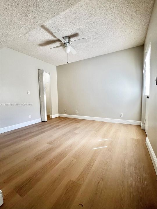 合同活跃: $2,100 (2 贝兹, 2 浴室, 850 平方英尺)