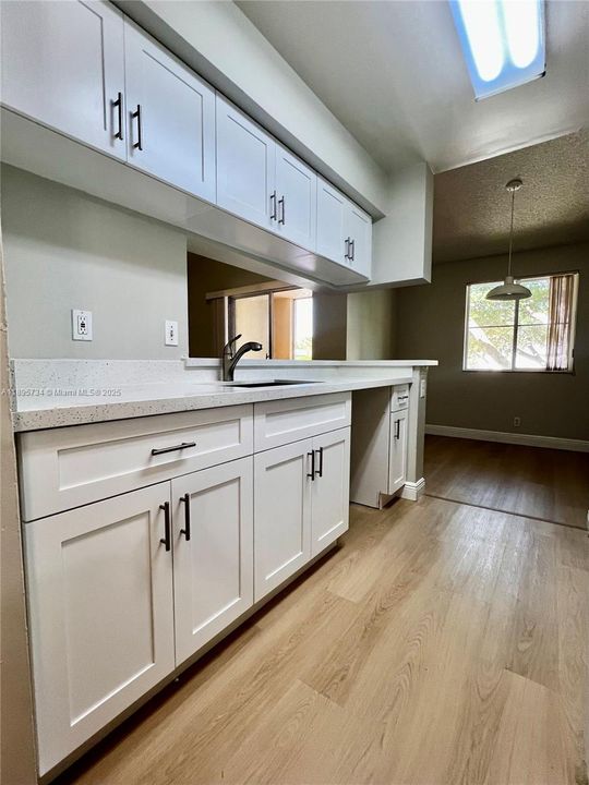 合同活跃: $2,100 (2 贝兹, 2 浴室, 850 平方英尺)