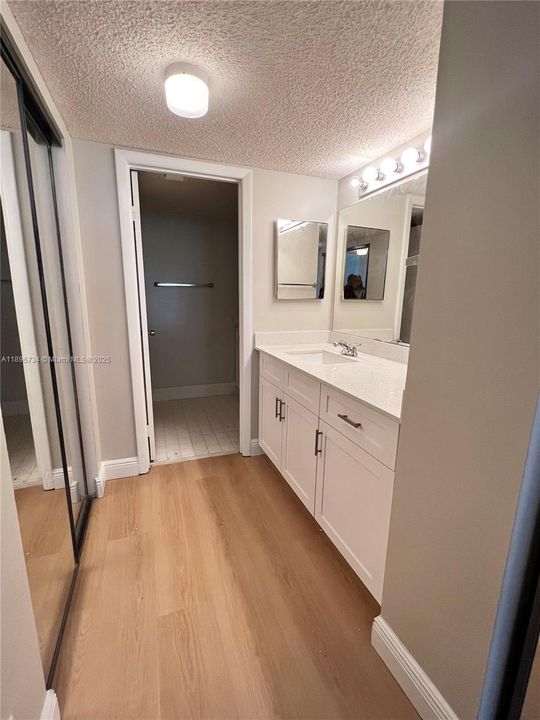 合同活跃: $2,100 (2 贝兹, 2 浴室, 850 平方英尺)