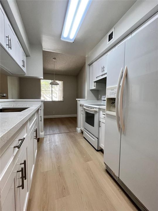 合同活跃: $2,100 (2 贝兹, 2 浴室, 850 平方英尺)