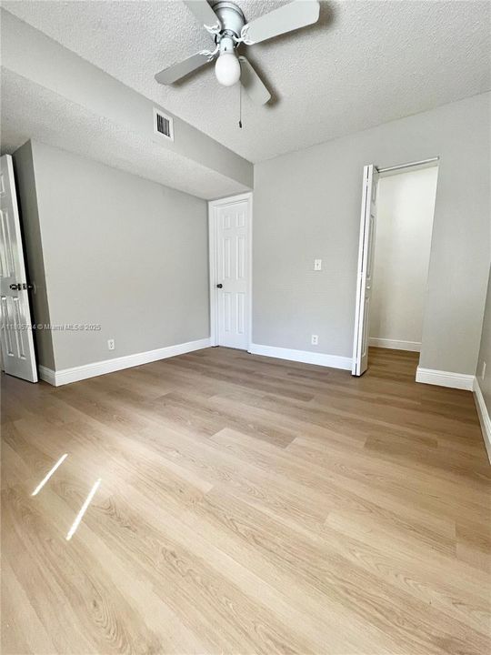 合同活跃: $2,100 (2 贝兹, 2 浴室, 850 平方英尺)