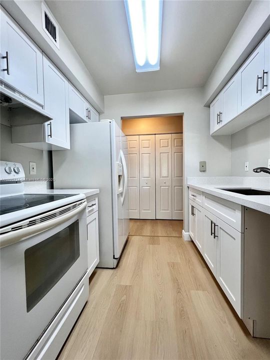 合同活跃: $2,100 (2 贝兹, 2 浴室, 850 平方英尺)