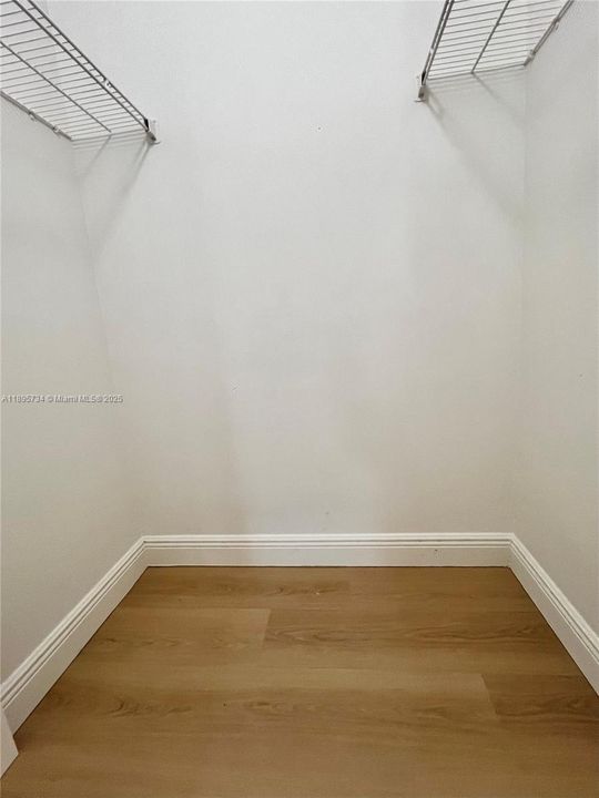 合同活跃: $2,100 (2 贝兹, 2 浴室, 850 平方英尺)