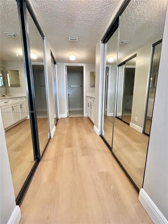 合同活跃: $2,100 (2 贝兹, 2 浴室, 850 平方英尺)