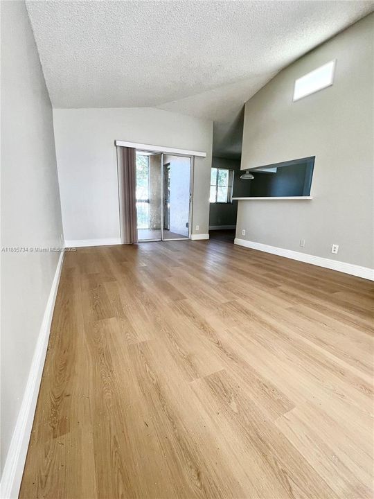 合同活跃: $2,100 (2 贝兹, 2 浴室, 850 平方英尺)