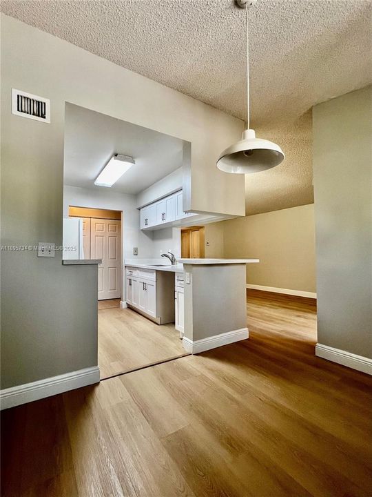 合同活跃: $2,100 (2 贝兹, 2 浴室, 850 平方英尺)