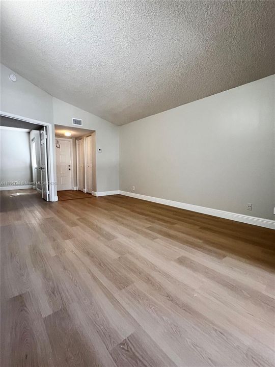 合同活跃: $2,100 (2 贝兹, 2 浴室, 850 平方英尺)