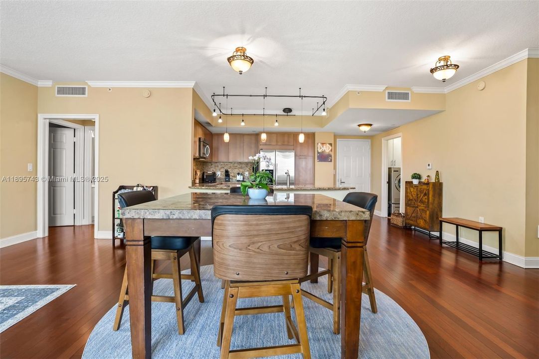 Activo con contrato: $3,250 (3 camas, 2 baños, 1495 Pies cuadrados)