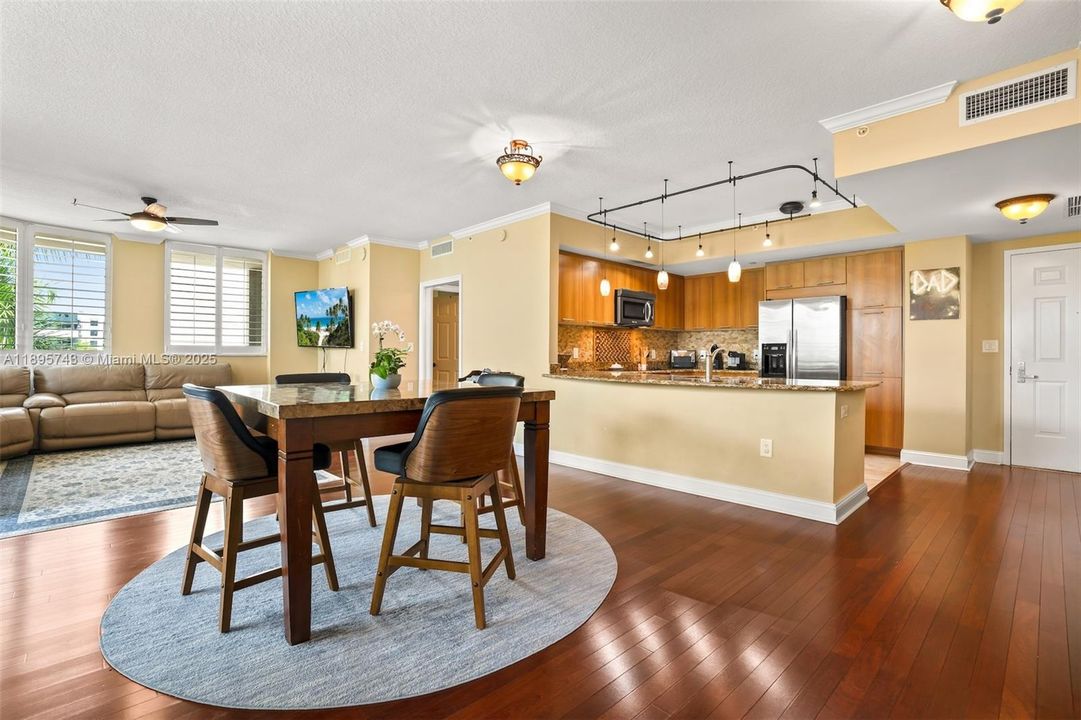 Activo con contrato: $3,250 (3 camas, 2 baños, 1495 Pies cuadrados)