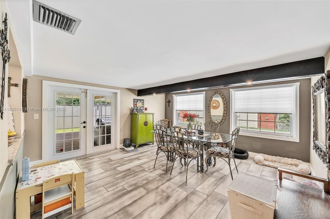 最近售出: $539,999 (3 贝兹, 3 浴室, 1509 平方英尺)