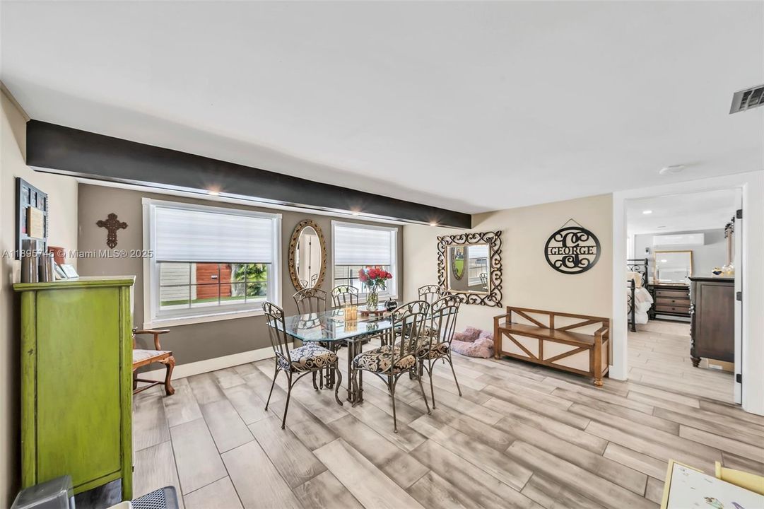 最近售出: $539,999 (3 贝兹, 3 浴室, 1509 平方英尺)