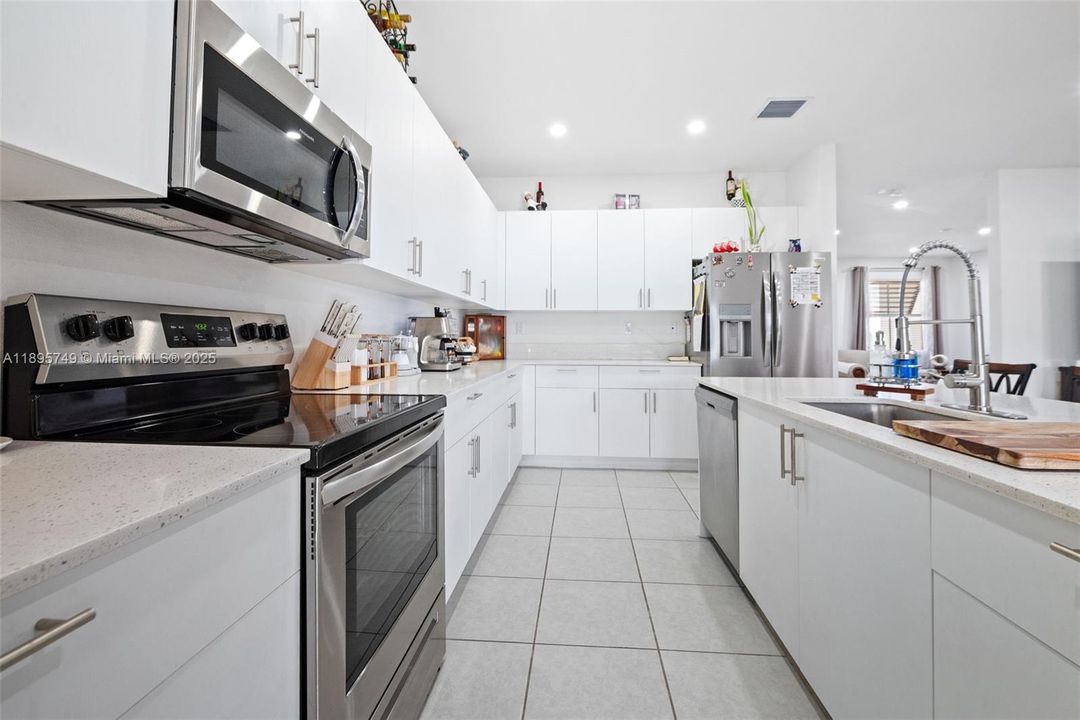 En Venta: $814,000 (4 camas, 3 baños, 2412 Pies cuadrados)