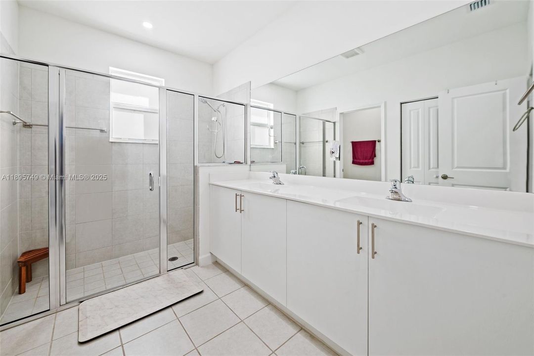 En Venta: $814,000 (4 camas, 3 baños, 2412 Pies cuadrados)