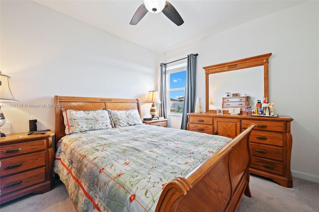 En Venta: $814,000 (4 camas, 3 baños, 2412 Pies cuadrados)