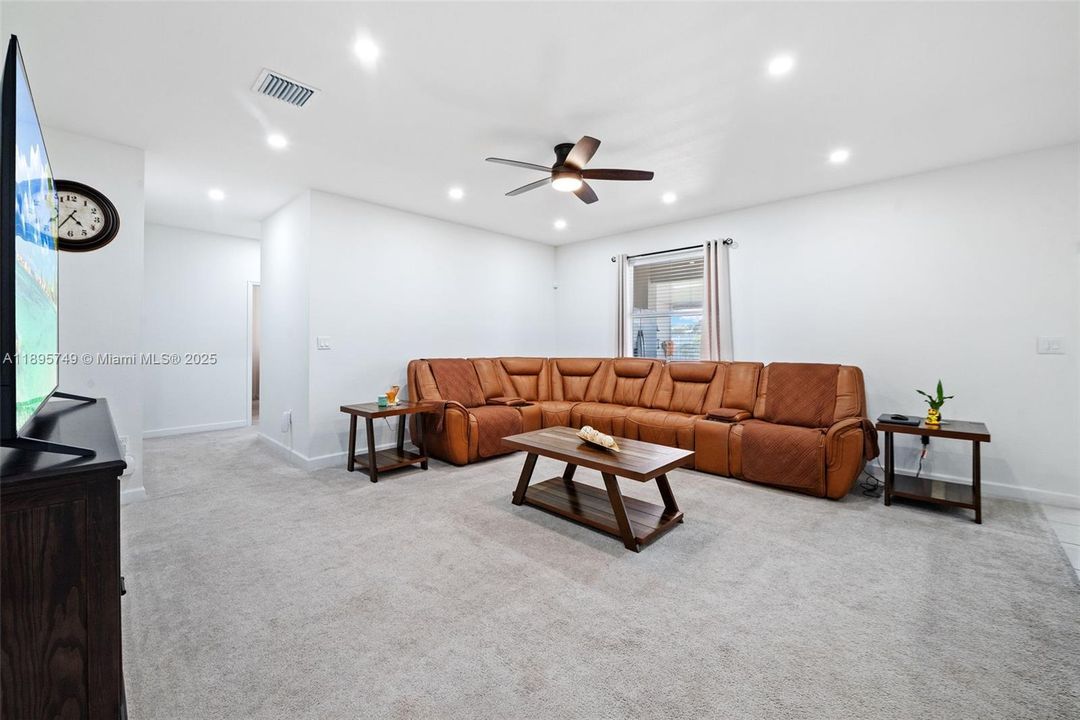 En Venta: $814,000 (4 camas, 3 baños, 2412 Pies cuadrados)