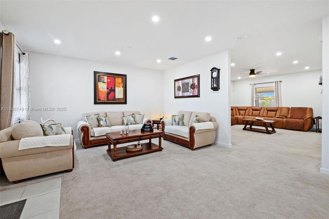 En Venta: $814,000 (4 camas, 3 baños, 2412 Pies cuadrados)