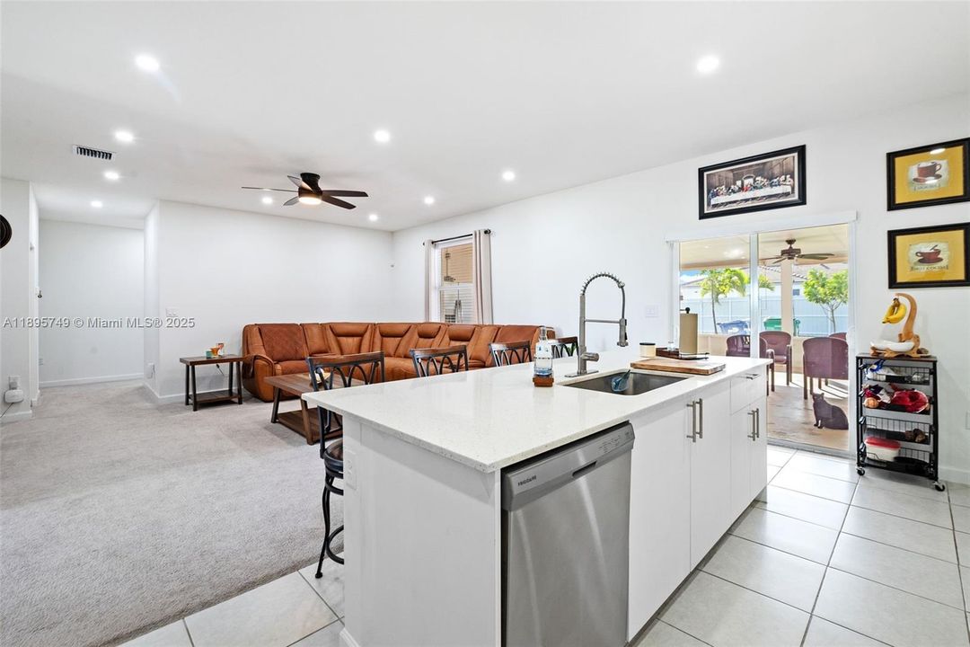 En Venta: $814,000 (4 camas, 3 baños, 2412 Pies cuadrados)