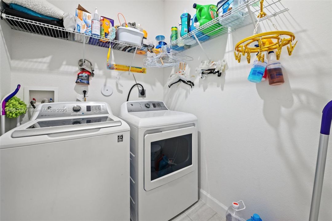 En Venta: $814,000 (4 camas, 3 baños, 2412 Pies cuadrados)